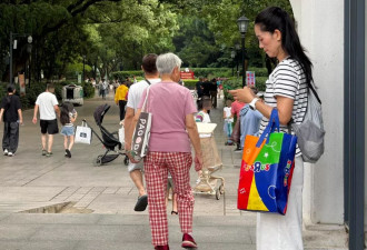 离婚诉讼期间生父当街抢走两岁孩子,被拘留15日仍不送还