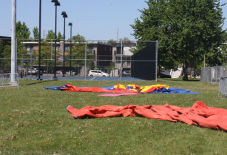 1死10伤! 加拿大充气城堡被狂风卷上40尺高空, 3岁女童不幸身亡