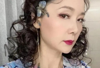 谁说美人迟暮，61岁何赛飞展现风韵犹存，这样的丰腴身材谁不喜欢