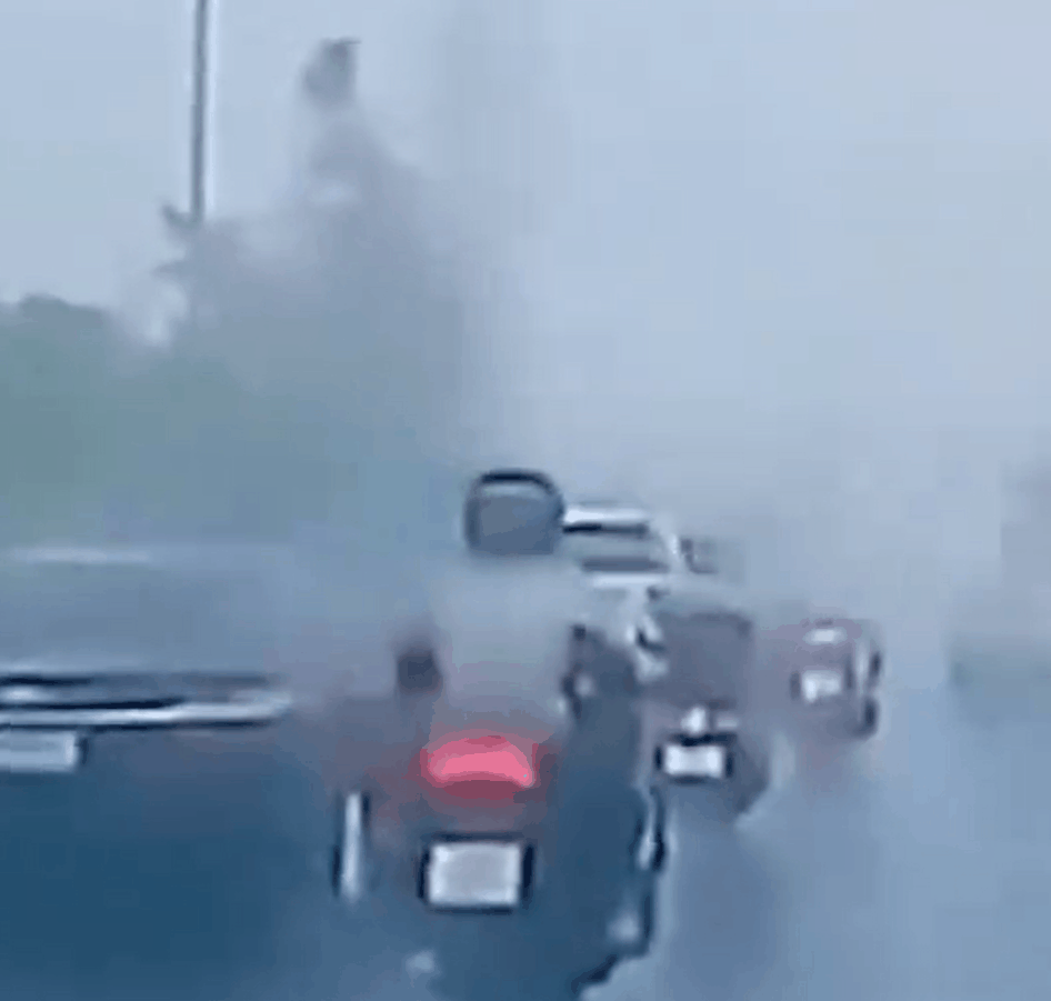 泰国外卖骑手雨天骑行遭雷击,颈至胸口大面积灼伤