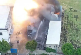 苏州一厂房在消防员救火时突然爆炸，火光冲天