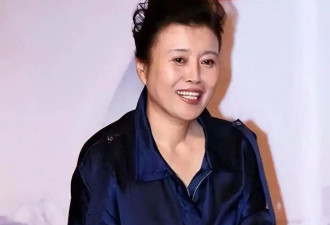 曝孙红雷前女友当奶奶！背十几块包拿卷纸带孙女，遇事还请教儿媳