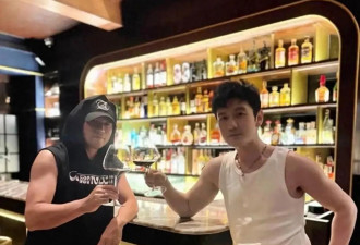周杰伦黄晓明泰国酒吧私下聚会，一黑一白同框，这对比也太强烈了