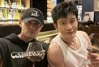 50岁黄晓明和周杰伦泰国酒吧聚会，体型差对比强烈
