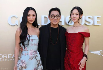 63岁李连杰拜见仁波切，夫妻俩坐边上屈身合影