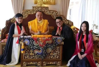 63岁李连杰拜见仁波切，夫妻俩坐边上屈身合影