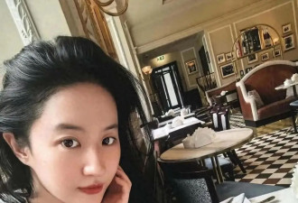 刘亦菲鼻子哭红了！参加同学聚会抱着老师哭，合影站在角落不抢镜