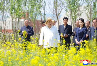 金主爱不笑了！陪父亲视察“表情变扑克脸”