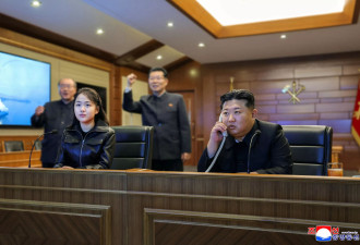 金主爱不笑了！陪父亲视察“表情变扑克脸”