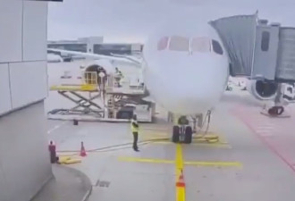 汉莎航空波音787客机起落架坍塌 多名员工受伤