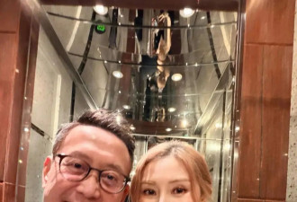 55岁李嘉欣罕晒美背，肩胛骨凸显惹热议