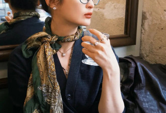 蒋勤勤“骨相美”好突出！2套日常穿搭简约高级，陈建斌赚到了！