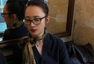 蒋勤勤“骨相美”好突出！2套日常穿搭简约高级，陈建斌赚到了！
