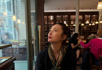 蒋勤勤“骨相美”好突出！2套日常穿搭简约高级，陈建斌赚到了！