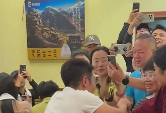 撒贝宁夫妇拉萨吃石锅鸡，李白一头脏辫高又壮