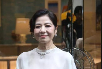 66岁钟楚红罕见露面，袭白裙不见老态