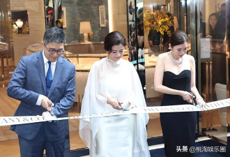66岁钟楚红罕见露面，袭白裙不见老态