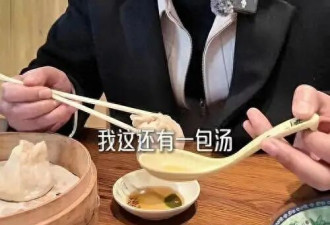 因摔耳机丢了铁饭碗，被迫离开央视后，如今他54岁现身街头当吃播