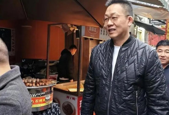 因摔耳机丢了铁饭碗，被迫离开央视后，如今他54岁现身街头当吃播
