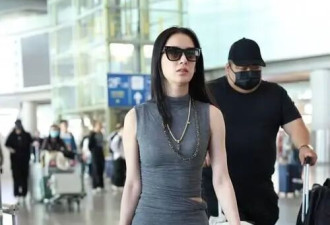 离婚后的黄圣依放飞自我!穿无袖背心+包臀长裙