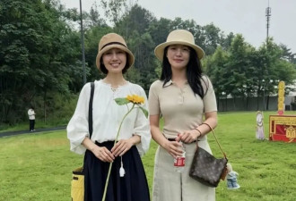 49岁袁泉和老公夏雨参加朋友婚礼，穿衣打扮低调，素颜皮肤状态好