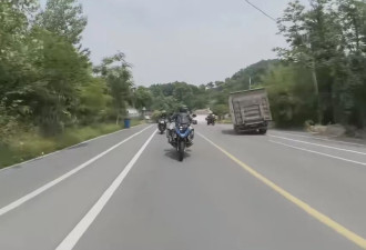 摩托车县道拐弯时与货车相撞起火， 骑手当场死亡