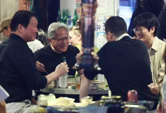 韩财阀按辈分烤肉调酒,黄仁勋桌上写“到此一游”
