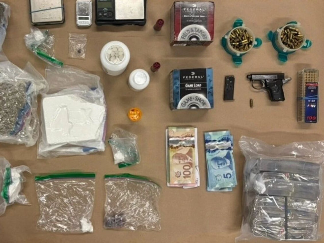 警方查获的毒品和枪支