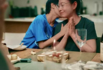 刘若英与老公儿子庆57岁生日，戴老花镜许愿