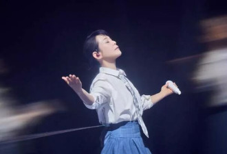 刘若英与老公儿子庆57岁生日，戴老花镜许愿