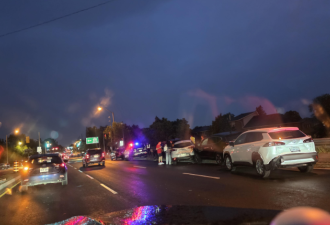 士嘉堡 401 高速 Warden 路口四车连环相撞：跟车太近惹祸