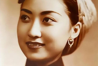 蒋经国和美人张正芬合影，难怪她看不上伊能静