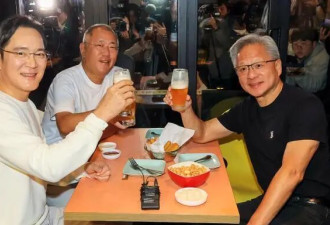 黄仁勋到首尔吃炸鸡，当众亲吻爱妻....
