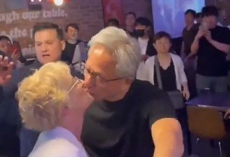黄仁勋到首尔吃炸鸡，当众亲吻爱妻....