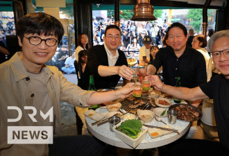 黄仁勋韩国台湾热舞，舞姿松弛自然超吸睛