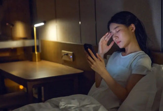 长期熬夜刷视频 脑血管受不了