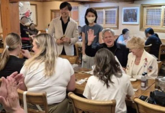 黄仁勋当众“深情吻老婆” 40年初恋故事被挖