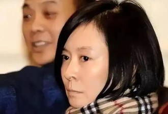 身价过亿，丈夫是京剧名家，32岁儿子是最大心病