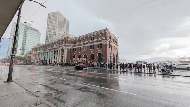 温哥华 Waterfront Station 外长队排队购买足球卡