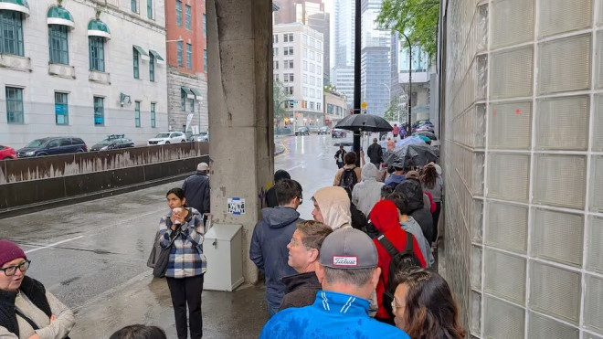 温哥华 Waterfront Station 外长队排队购买足球卡
