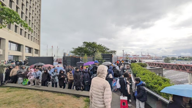 温哥华 Waterfront Station 外长队排队购买足球卡