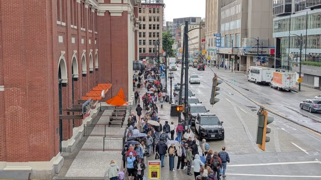 温哥华 Waterfront Station 外长队排队购买足球卡