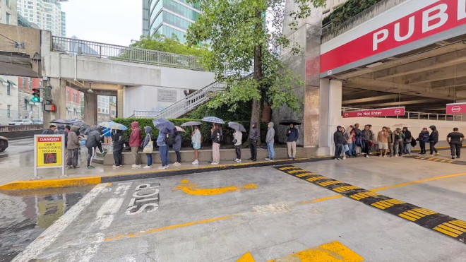 温哥华 Waterfront Station 外长队排队购买足球卡