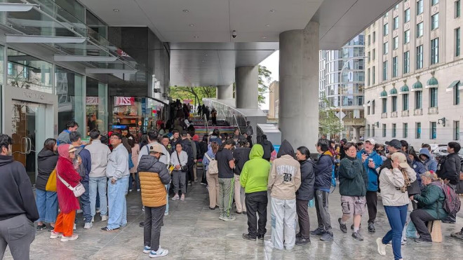 温哥华 Waterfront Station 外长队排队购买足球卡