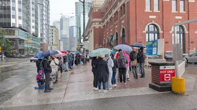 温哥华 Waterfront Station 外长队排队购买足球卡