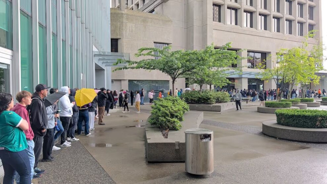 温哥华 Waterfront Station 外长队排队购买足球卡