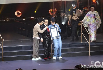 94岁胡枫红馆开唱破吉尼斯纪录，半个香港娱乐圈前往捧场