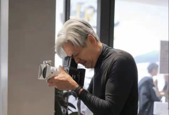 71岁周润发香港被偶遇，满头白发显苍老，小肚子突出身形走样
