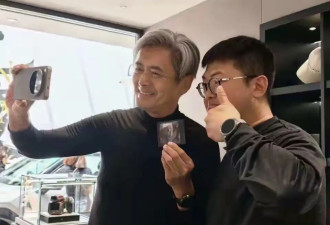 71岁周润发香港被偶遇，满头白发显苍老，小肚子突出身形走样