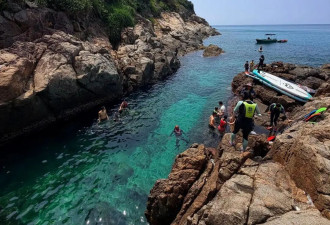 网红景点游客被海浪卷走，警方：遗体已找到